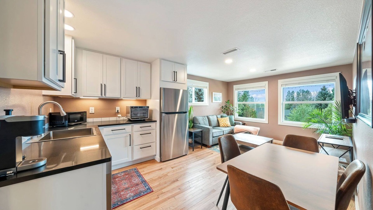 Sagewood House | Minutes to Mt. Bachelor & Lakes. Bonus sleep nook. Private fenced yard.
