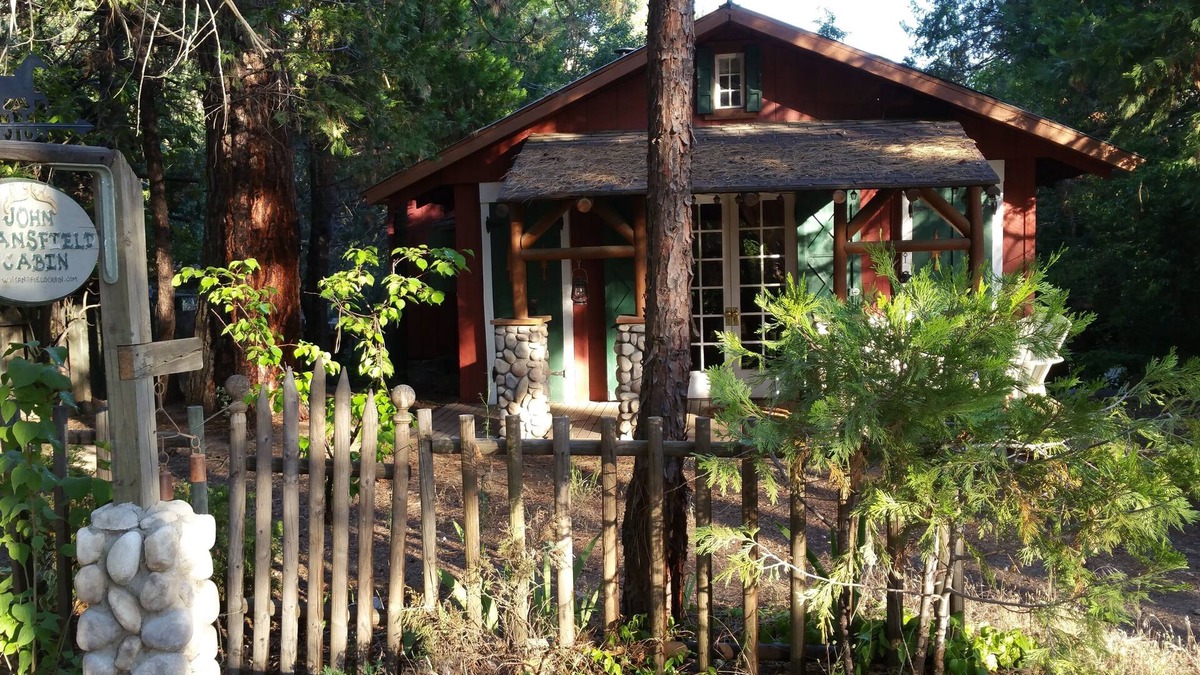 Pinehurst Cabin | Minutes to Sequoia & Kings Canyon Natl Parks with Wi-Fi, and No Cleaning Fee.