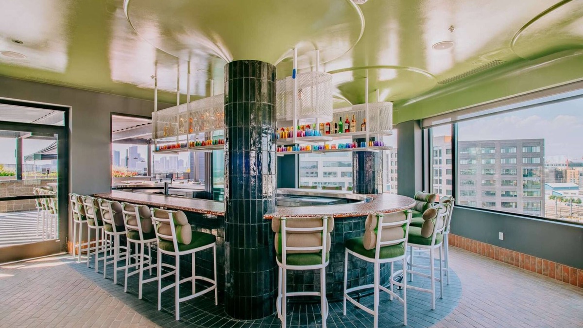 Cole Hotel | Minutes to Union Station + Kitchen. Bar. Playroom.