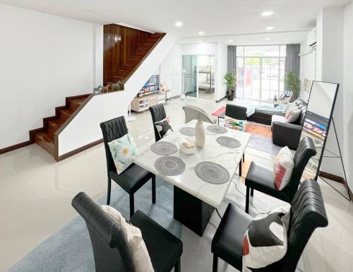 Ratchadaphisek Villa | MIQ HK611 Huai Khwang 4BR Jodd fair