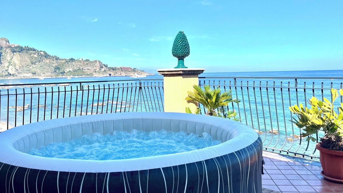 Giardini Naxos Apartment | Miriam Sea Front Apartment with SPA