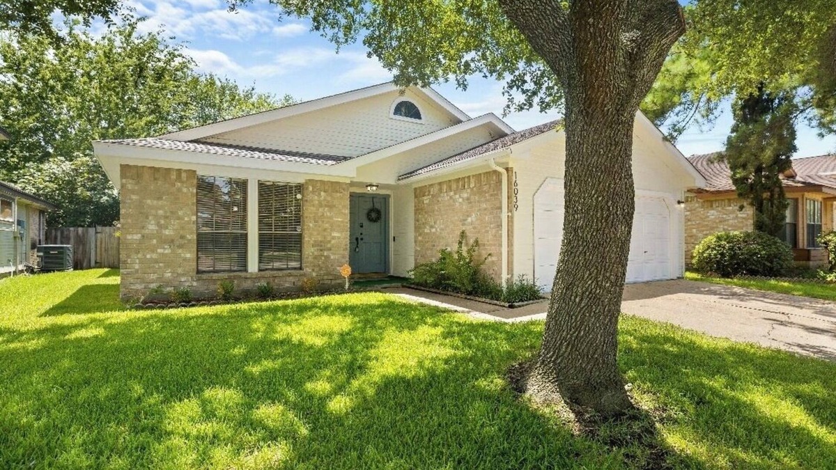 Mission Bend House | Miss Bend Voted Best Family area | Kids + Pets