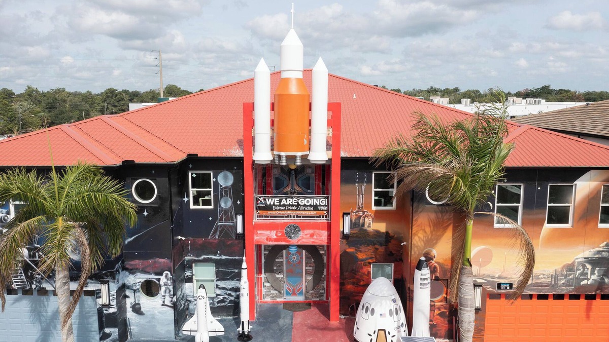 Loughman House | MISSION TO MARS EXTREME PRIVATE ATTRACTION VACATION HOME