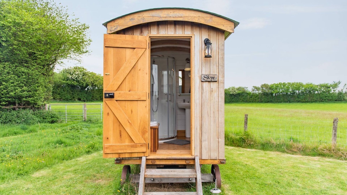 Ashford Cabin | Mist Shepherd's Hut by Bloom Stays - eco shepherds hut sleeping 2