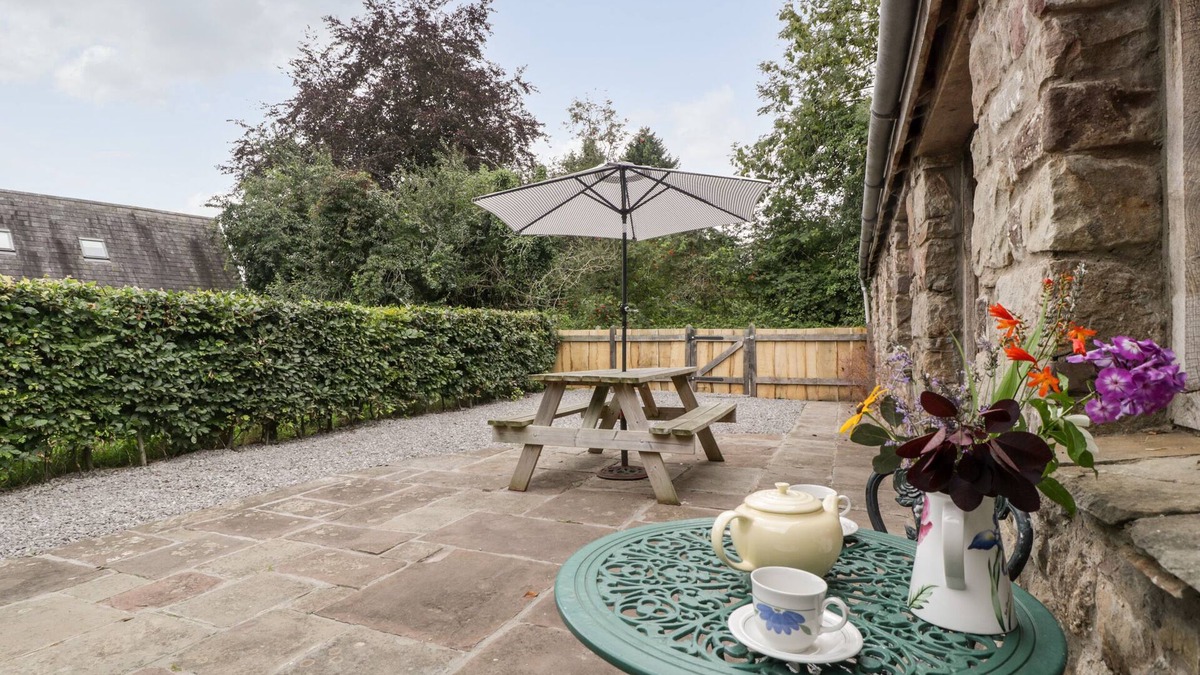 Kemeys Commander Cottage | MISTLETOE COTTAGE, pet friendly, character holiday cottage in Usk