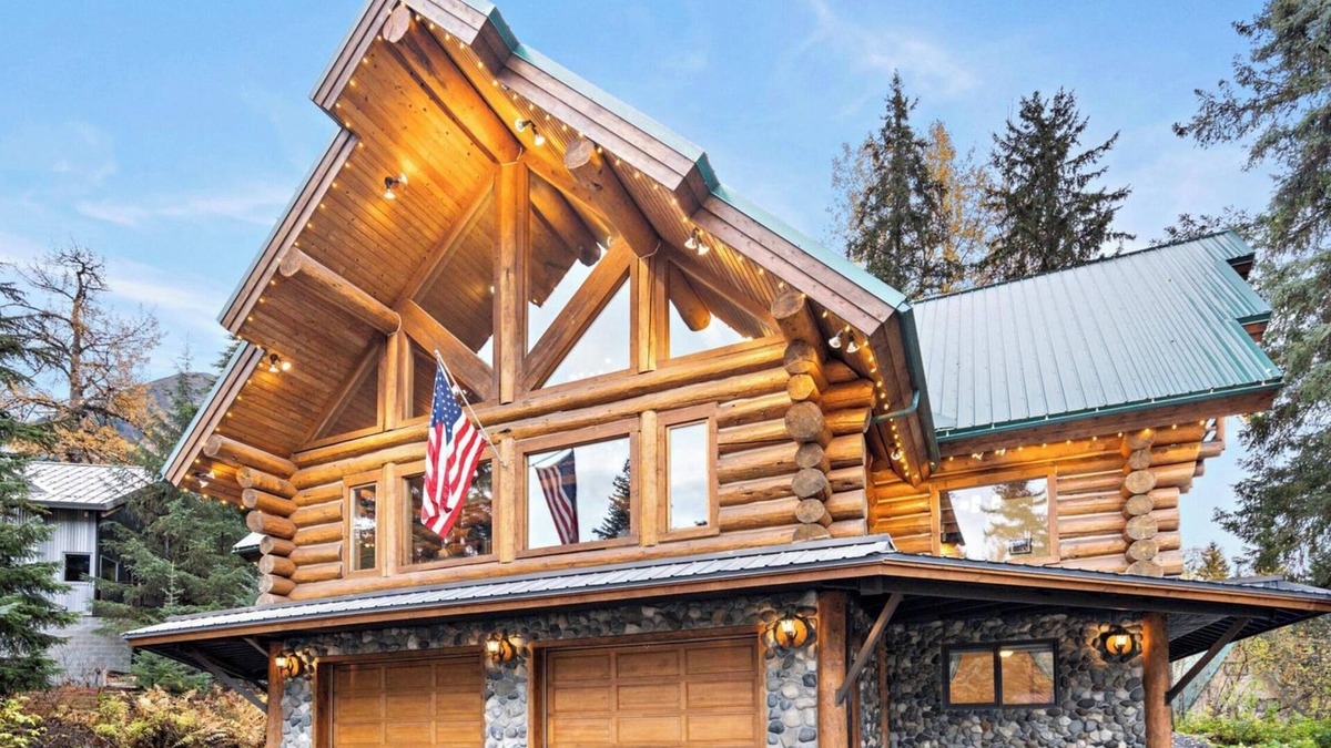Alyeska House | Misty Pines Lodge - Premier Mountainside Lodge Near Ski Lift