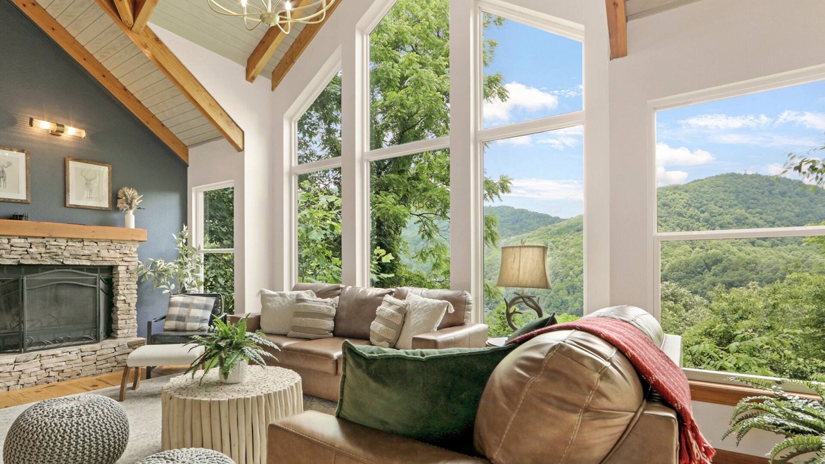 Waynesville House | Misty Valley BnB ~ Hot Tub ~ Game Room ~ King Beds ~ Netflix