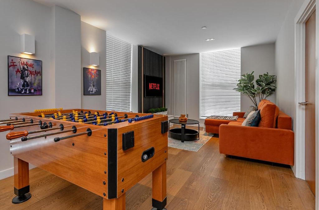 Central Milton Keynes Apartment | MK CITY CENTRE, THE DIAMOND SUITE, FREE Parking Space, PREMIUM SPACIOUS Apartment with FOOSBALL TABLE