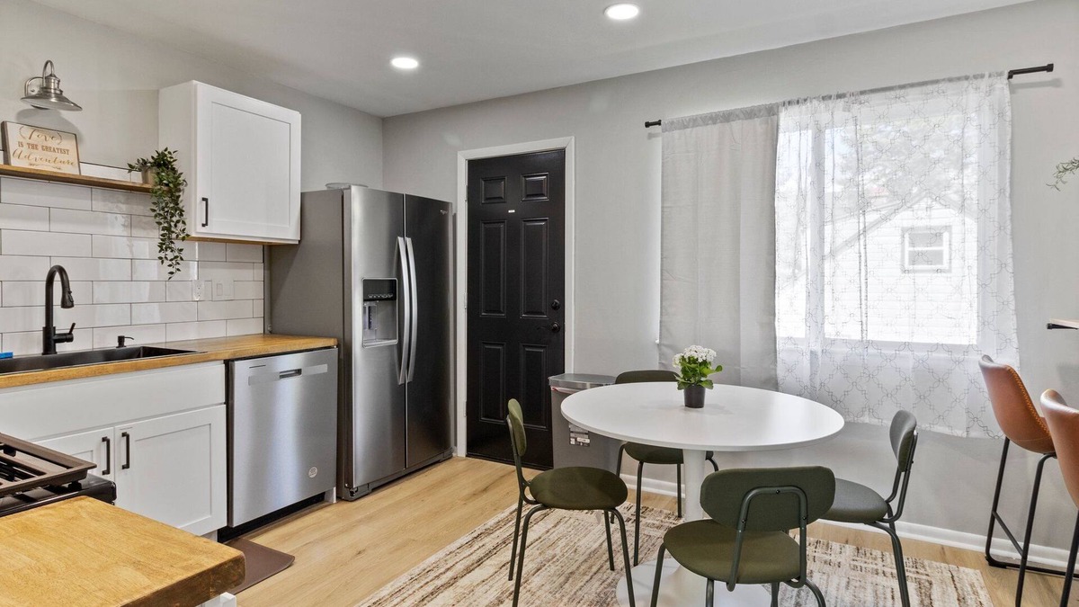 Milwaukee Apartment | MKE 2 Bed W/PKNG 15M Downtown