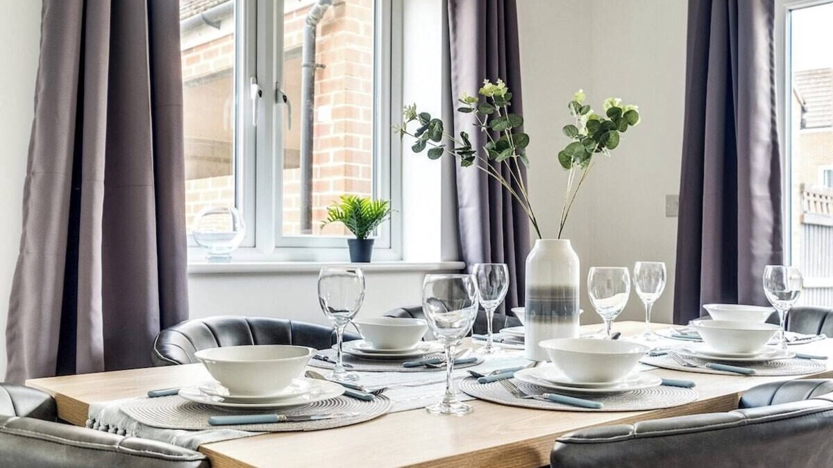Newport Pagnell House | MKRetreat 6 bed house,sleep 7 guests,6 car parking