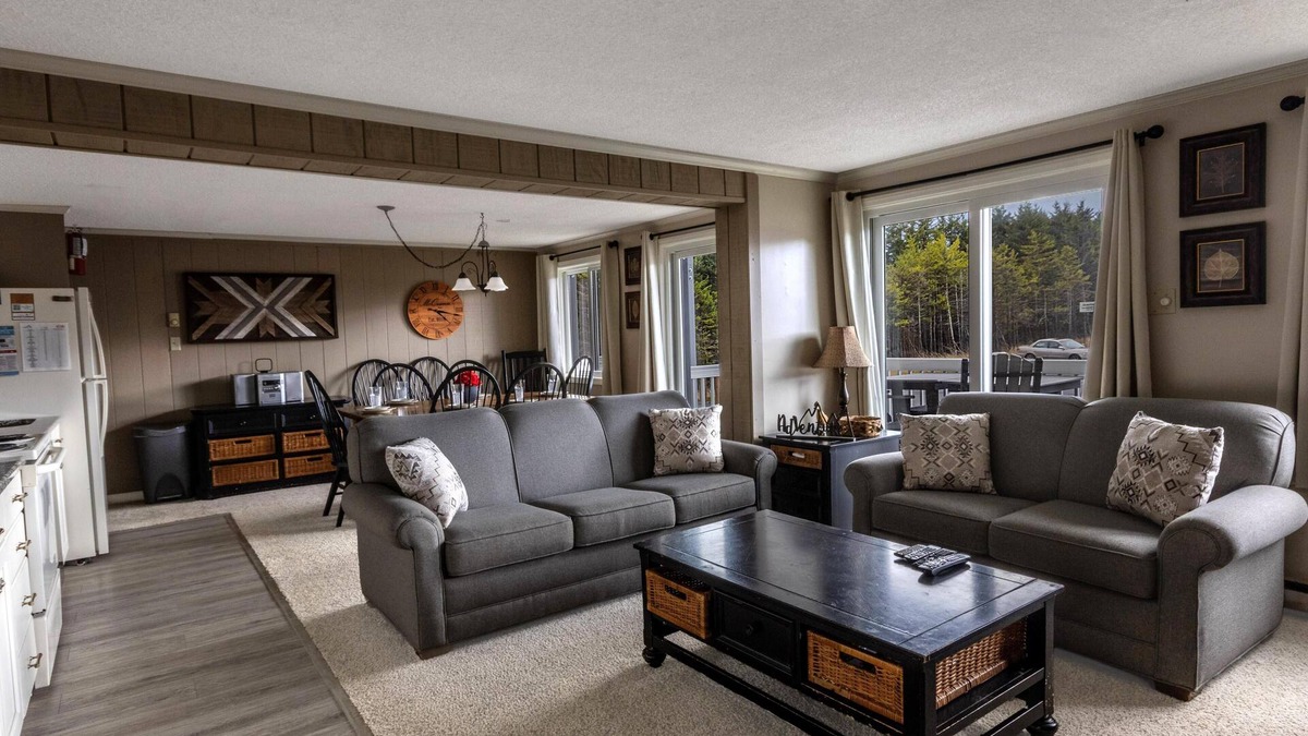 Snowshoe Condo | ML 161: Spacious 3BR summer getaway. New deck and mins to bike trails!
