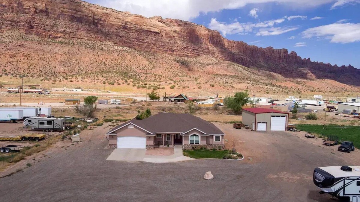 Moab South Valley House | MO'ABventures Canyonlands National Park 9 beds 6 bath .7 acre Parking UTV'S nn