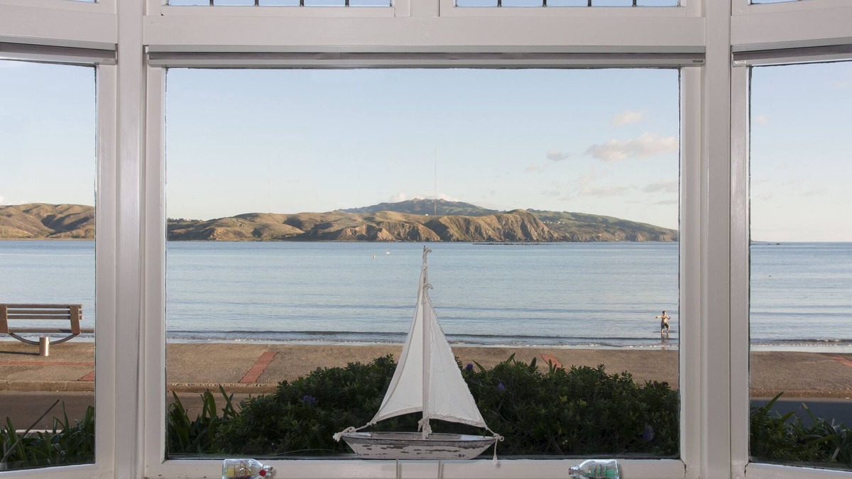 Plimmerton House | Moana Lodge - Guest House