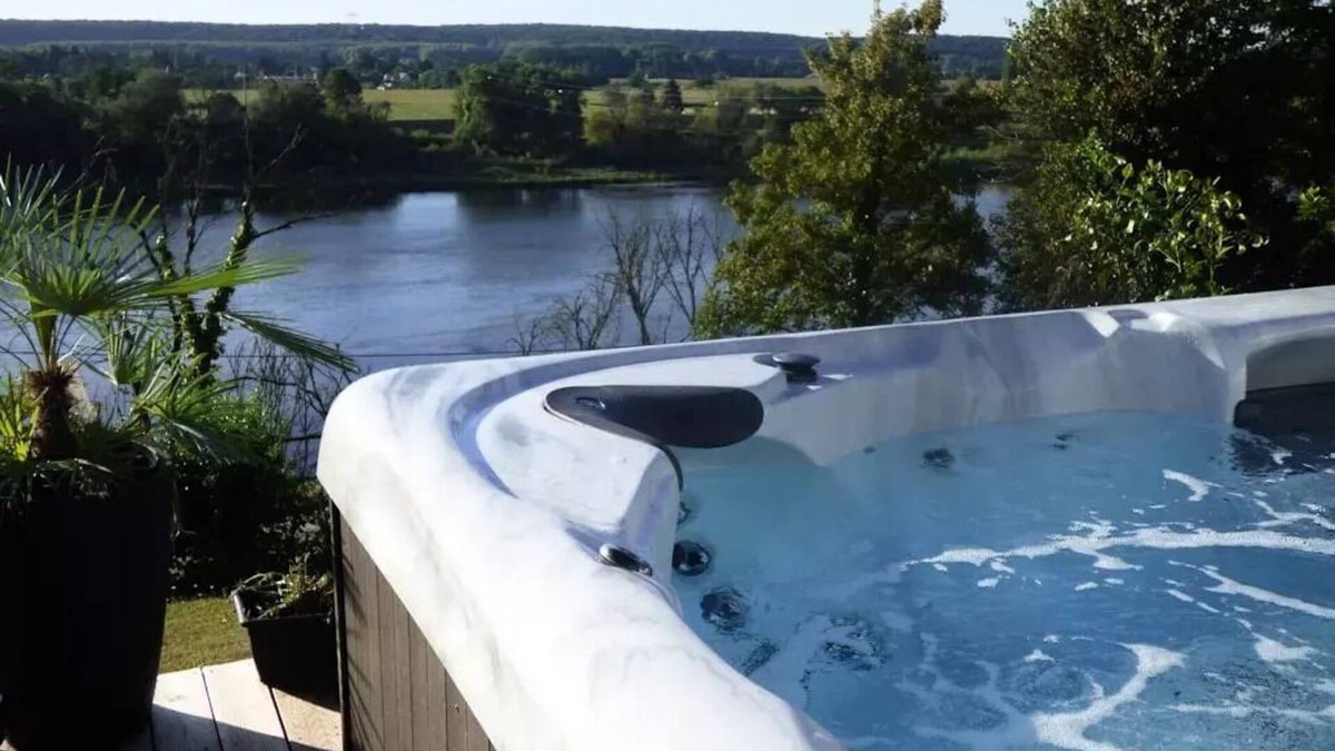 Pouzauges House | Mobil-home Luxe SPA - 2 bedrooms - 2 bathrooms - 2 WC - CLIM - TV + Dishwasher + Jacuzzi 6 people