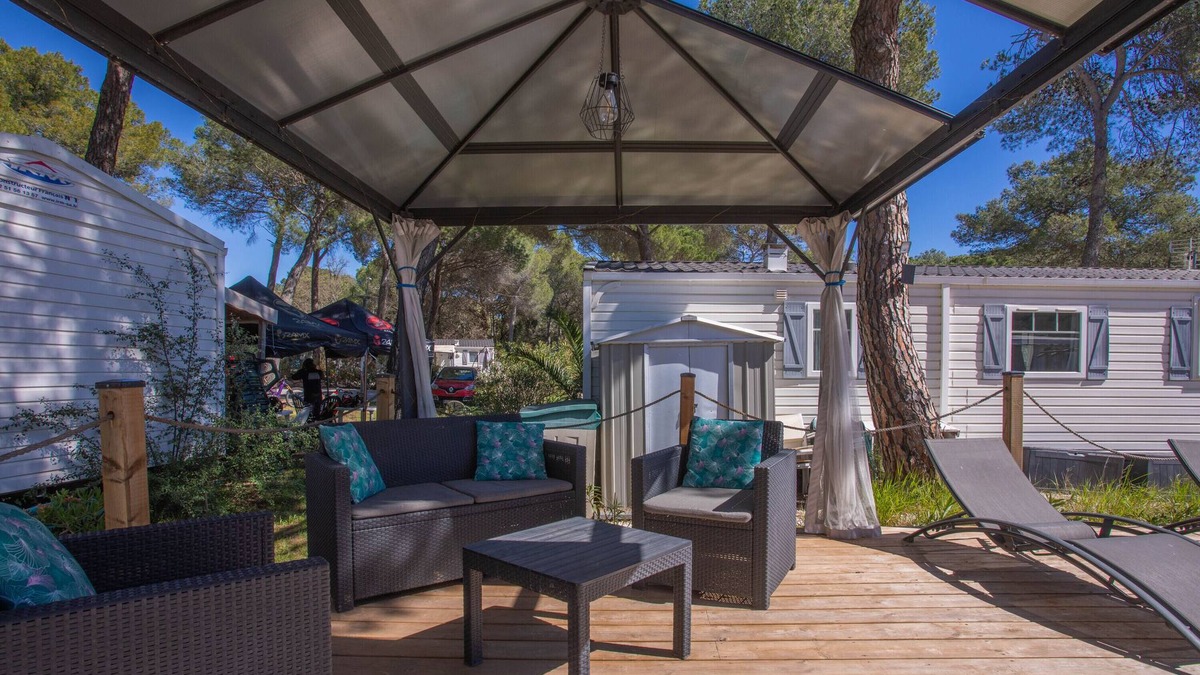 Puget-sur-Argens RV Rental | Mobil Home Vacances with Shared Pool, Private Terrace and Wi-Fi