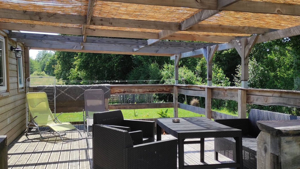 Bussiere-Poitevine House | Mobile home facing a pond
