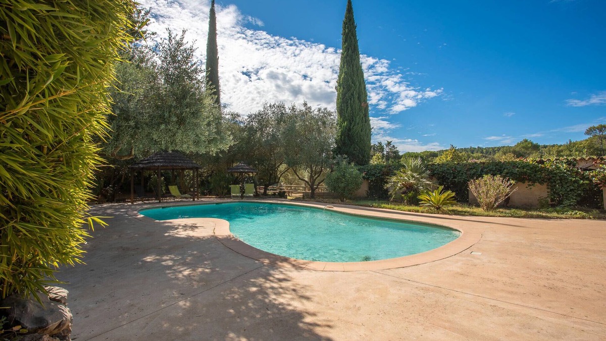 Le Val House | Mobile Home 'Kenya' with Shared Pool, Wi-Fi and Air Conditioning