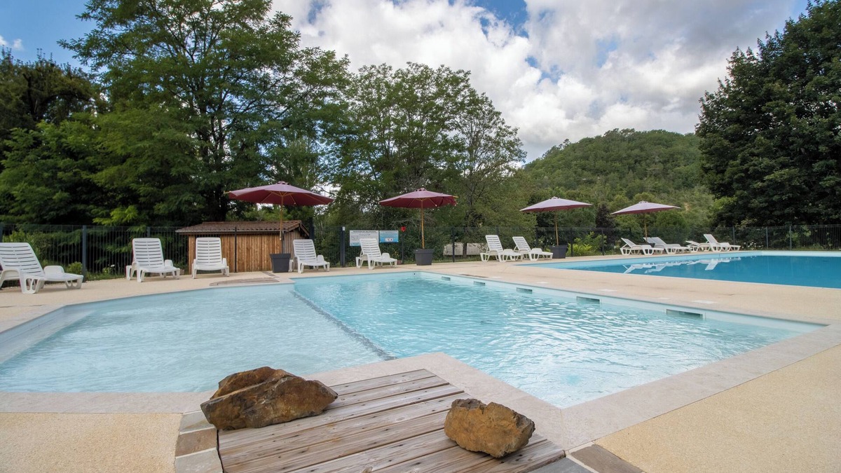 Saint-Pompont House | Mobile Home 'Le Chene' with Shared Pool, Private Terrace and Private Garden