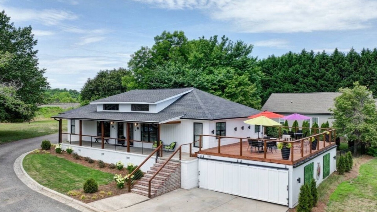 Cramerton House | Mod/2BR fire pit+corn hole+bikes+kayaks+private golf+gym+pass. Close to CLT