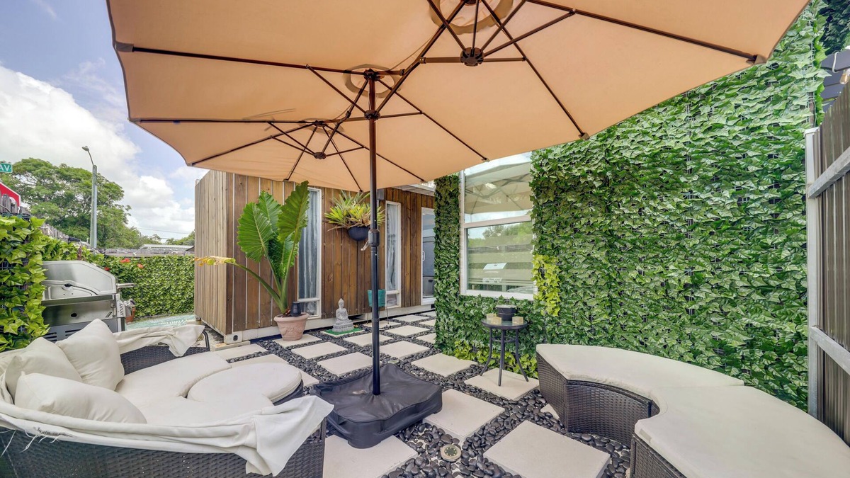 West Park Apartment | Mod Bungalow w/Ultra-Private Outdoor Hang Space!