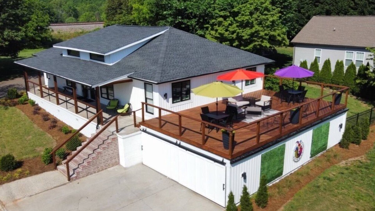Cramerton House | Mod chic 2BR Fire Pit, Corn Hole Court, Pets welcome, close to CLT attractions