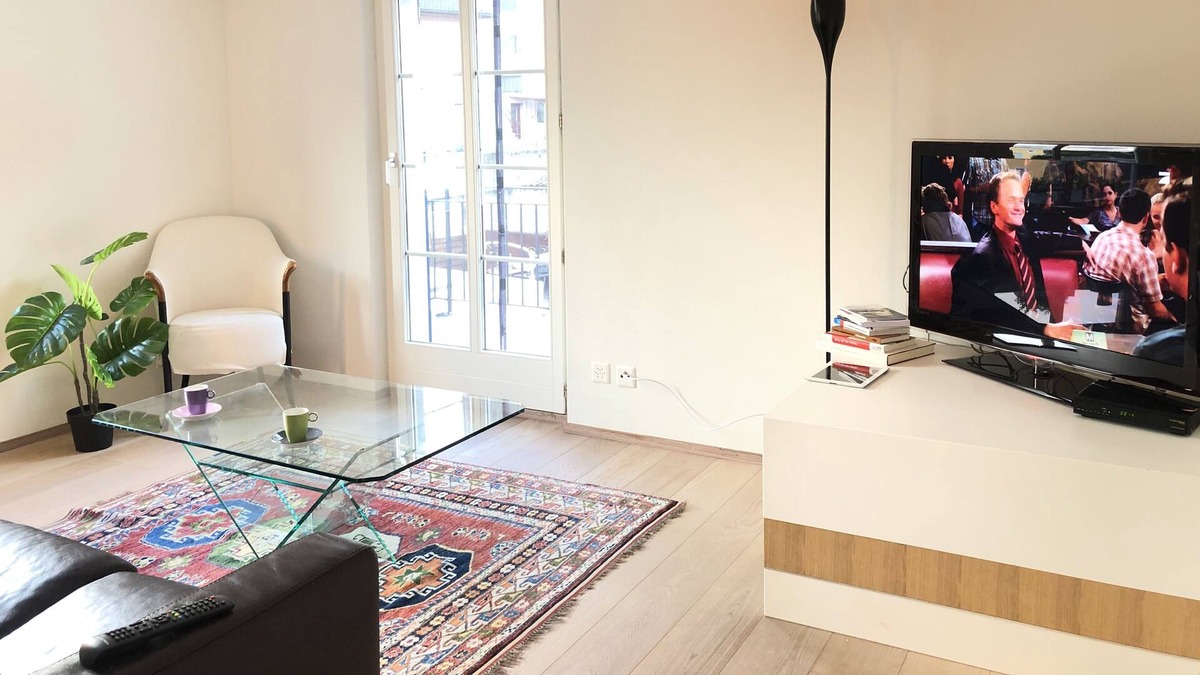 Flueelen Apartment | Modern Apartment with balcony -3 Minutes Walk to Lake & Train Station