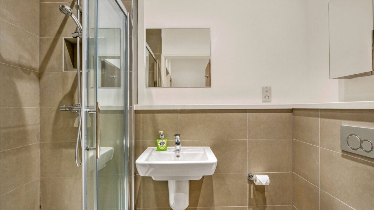 Heathrow Villages Apartment | Modern 1 Bed by Heathrow Airport