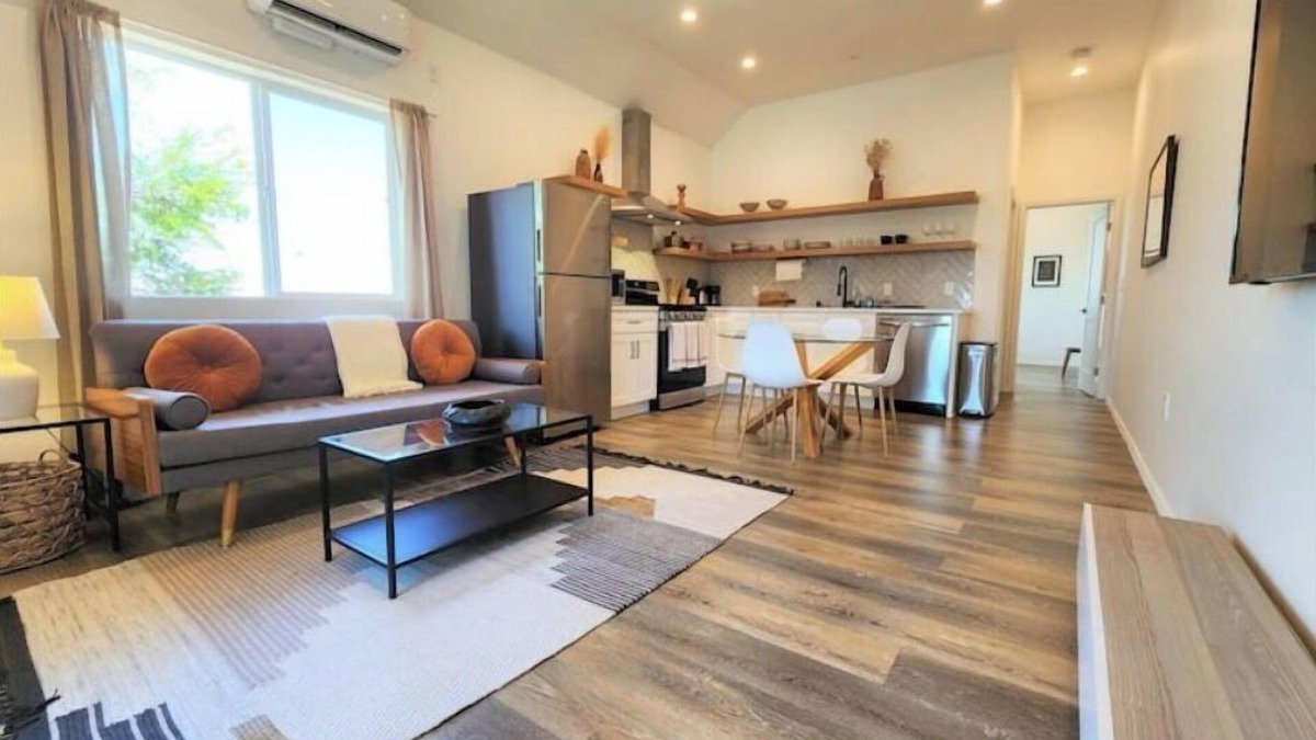 Los Angeles Apartment | Modern 1-bed guesthome close to DTLA with views