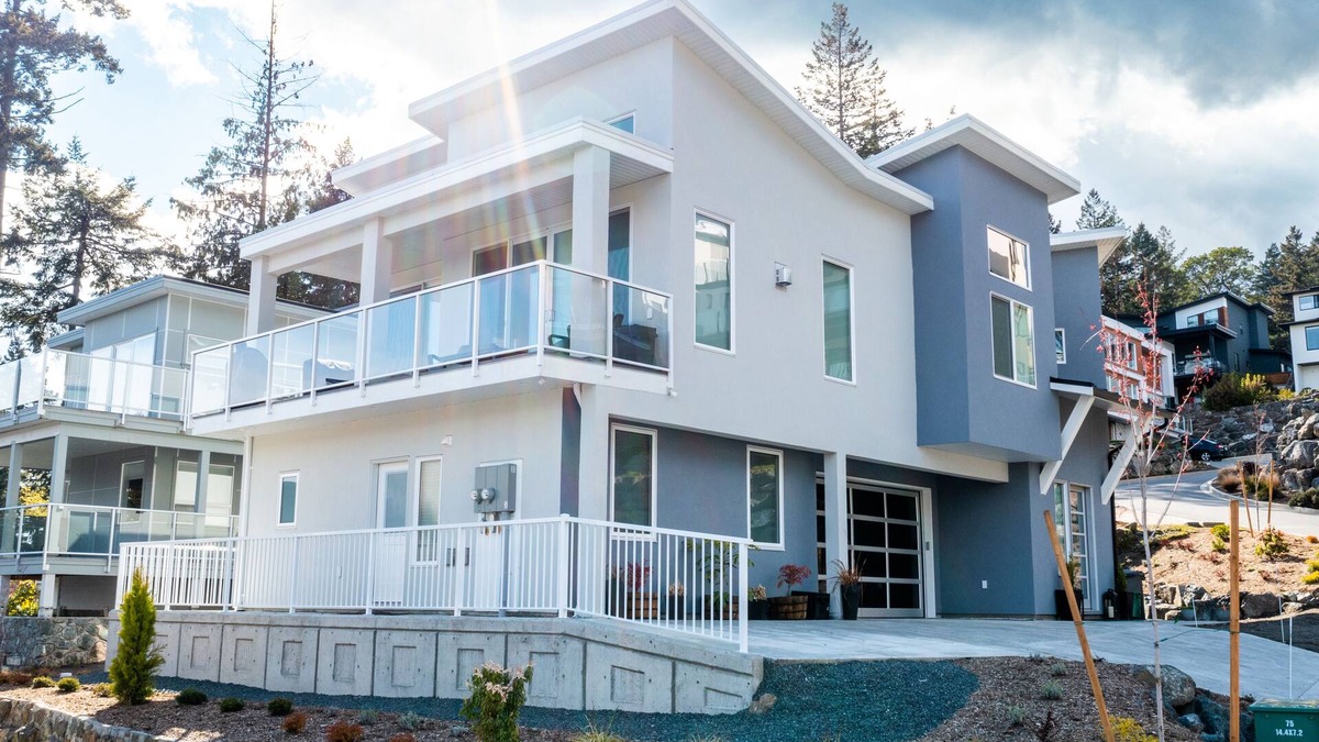 Colwood House | Modern 1-bedroom self contained suite w/Full Kitchen and Air Conditioning