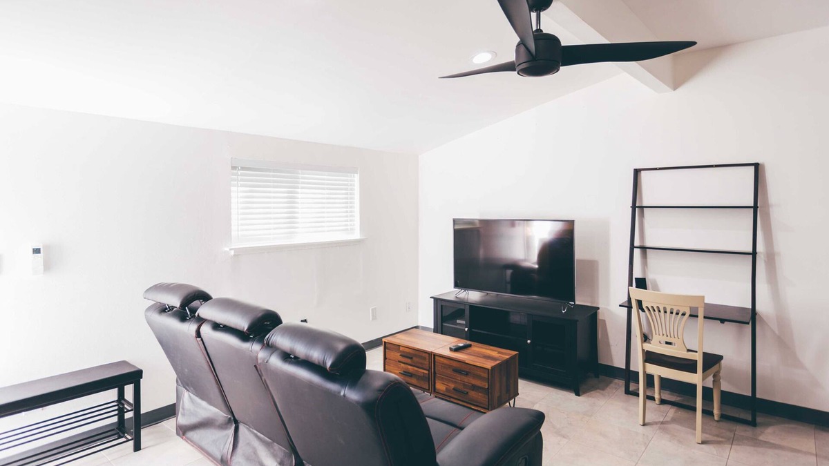 Arden-Arcade House | Modern 1 BR Sacramento Guest House Close to Everything