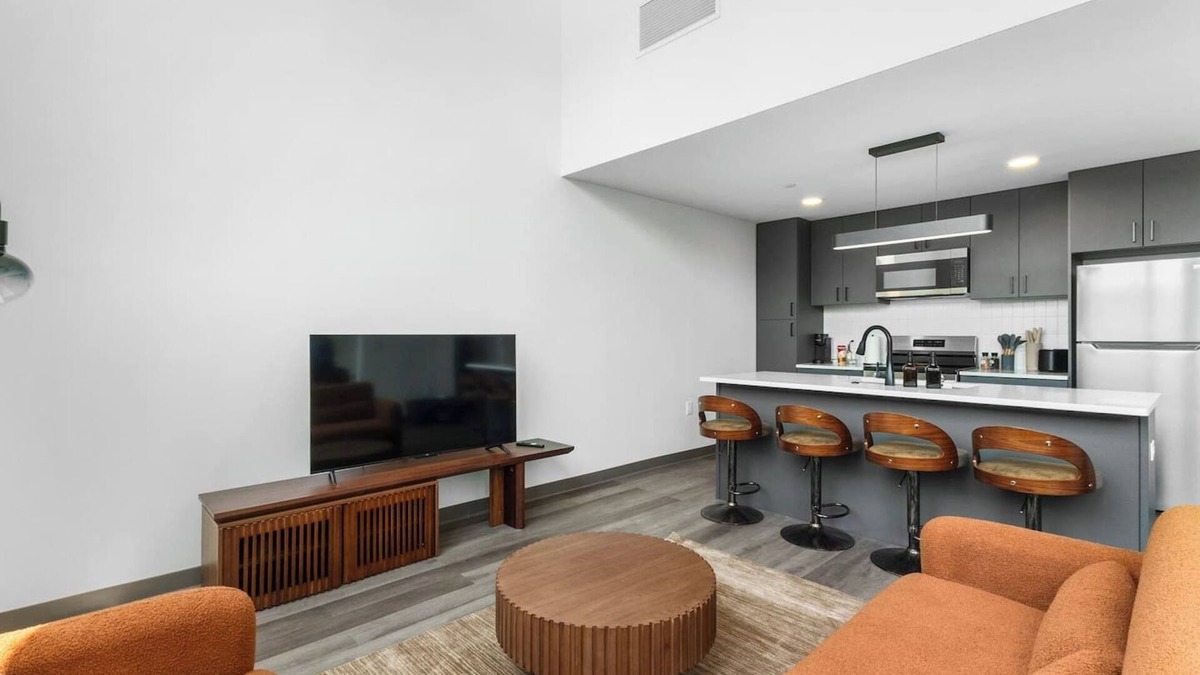 University Circle Apartment | Modern 1B1.5B Loft w/Gym + Parking