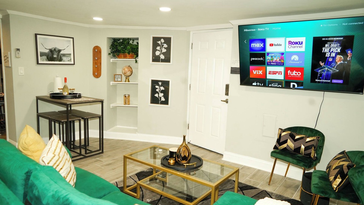 Mount Pleasant Apartment | Modern 1BEDROOM W/Free Parking ★ Pet Friendly ★ Close to Metro