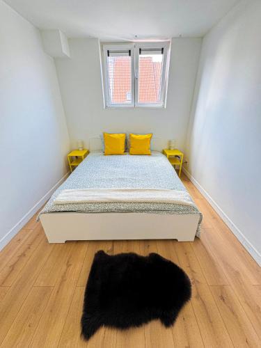 Bloemekenswijk Apartment | Modern 1BR & 1LR Apartment Next to City Center