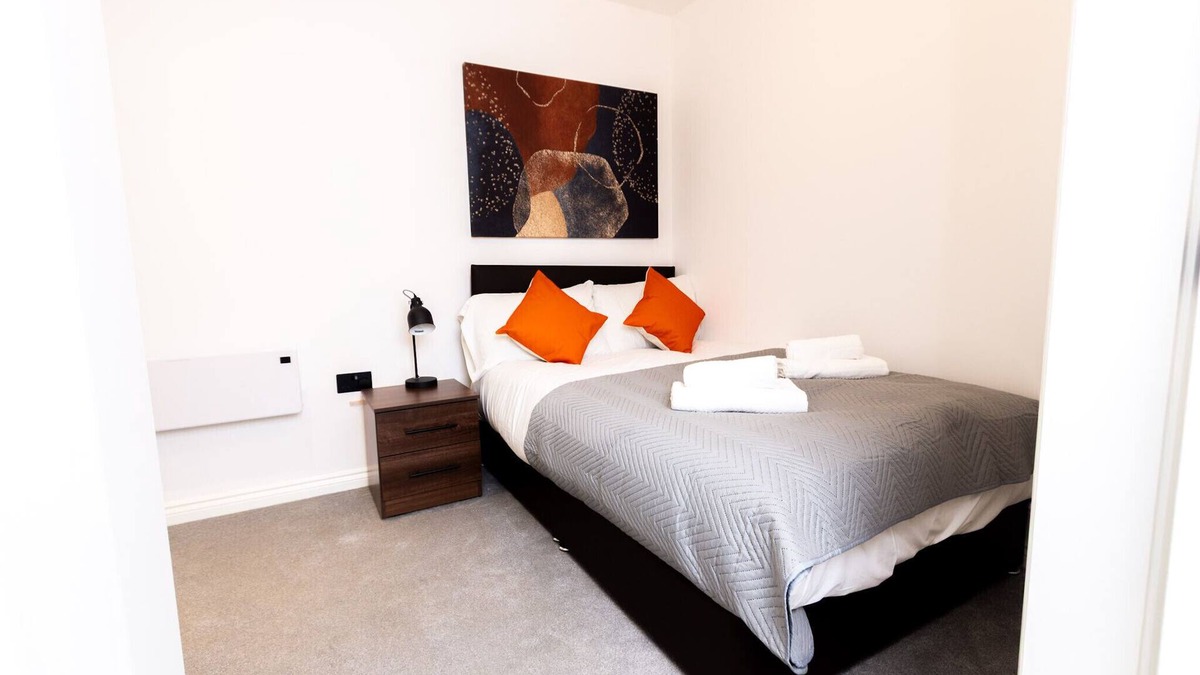 Holbeck Apartment | Modern 1BR Apt with City Views - Walk to Leeds CC