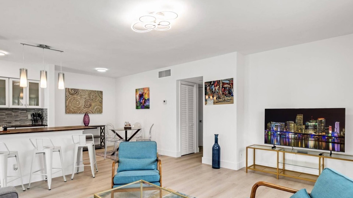 Croissant Park Condo | Modern 2/1 rent near Las Olas Fort Lauderdale