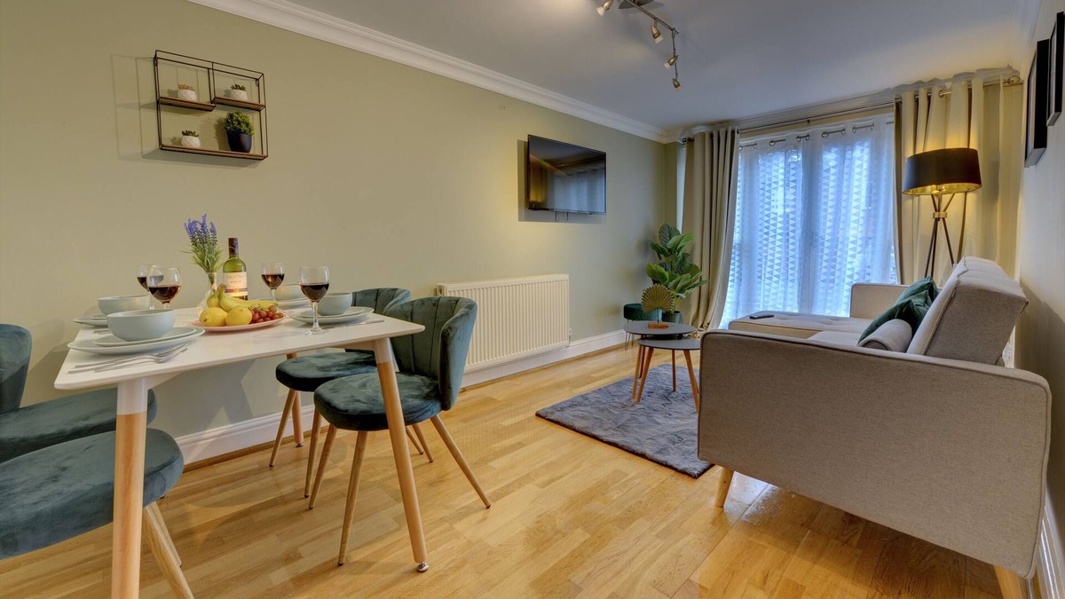 Leamington Spa Apartment | Modern 2 bed apt with parking and Netflix