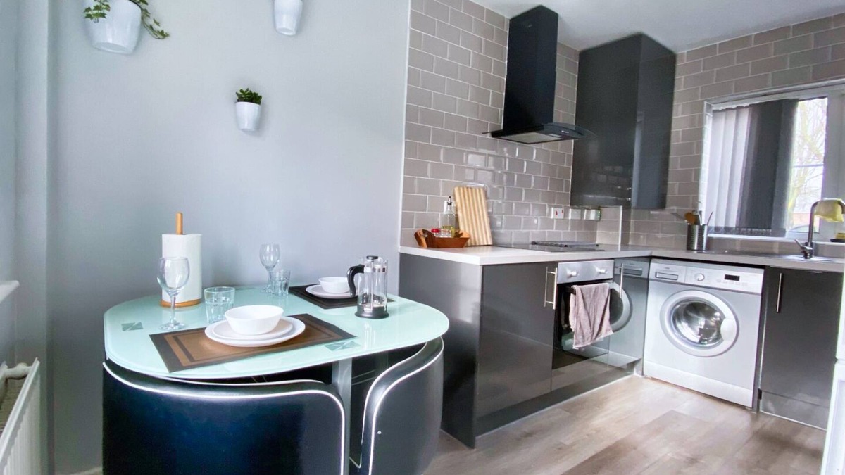 Chorlton-on-Medlock House | Modern 2 bdr Home, Spacious Garden, City Center, Free Parking NETFLIX