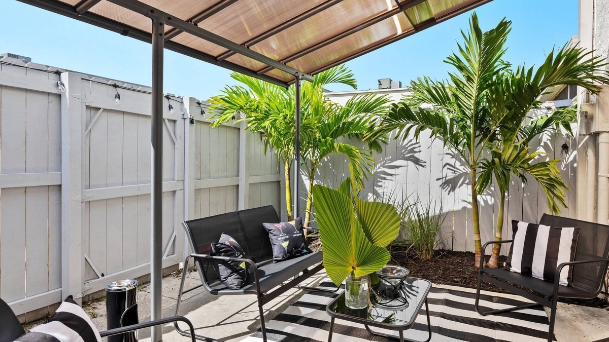 Lauderdale Lakes Condo | Modern 2-Bed | 1.5-Bath | Private Backyard | Parking | Perfect Stylish Getaway for 6 Guests
