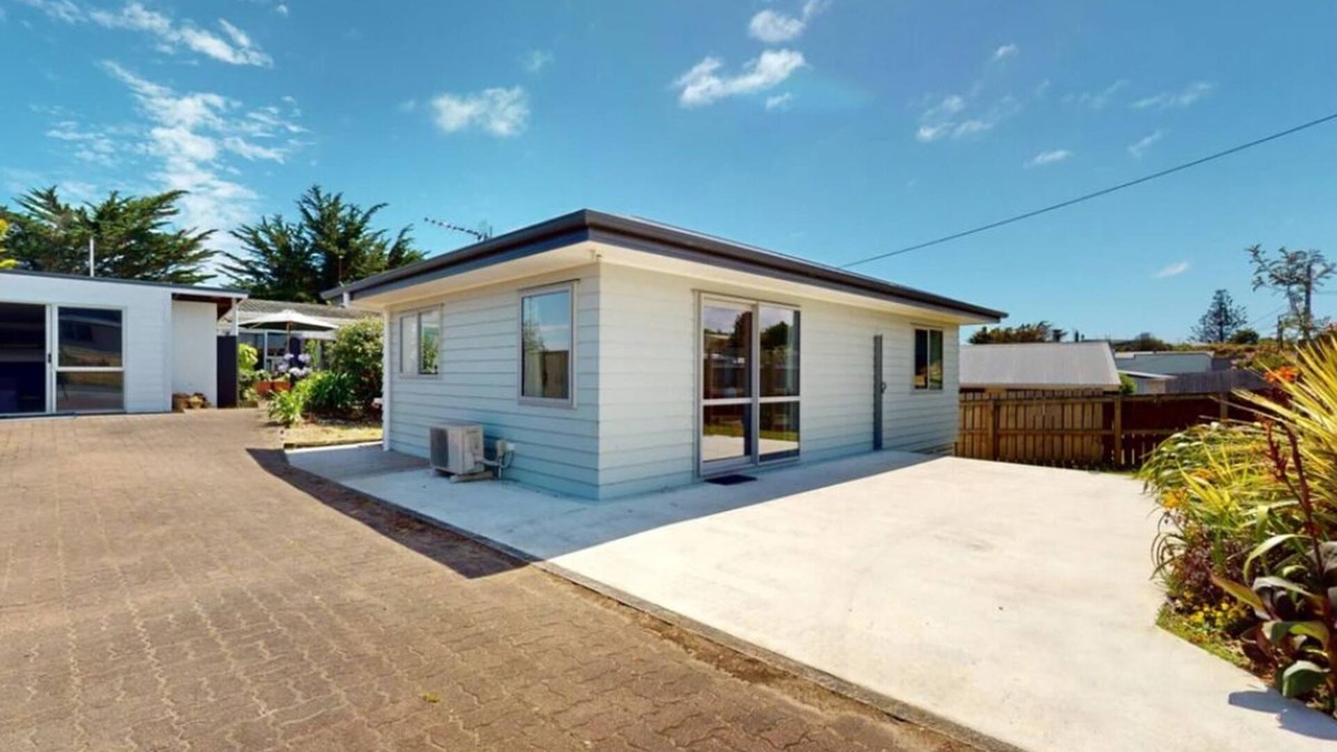 Waitarere Beach House | Modern 2 Bedroom house - a home away from home!