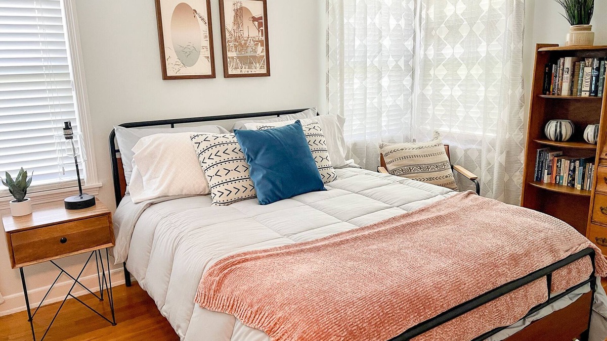 Midland House | Modern 2-bedroom 1930's Bungalow Close to Downtown