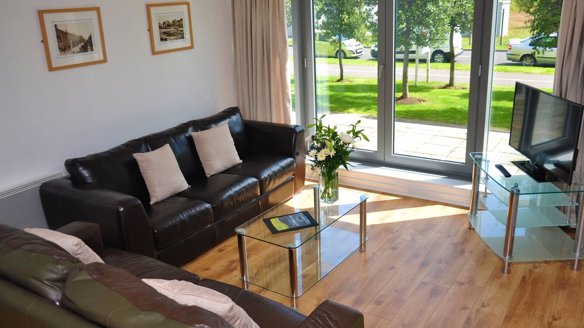 Newhaven Apartment | Modern 2 Bedroom Apartment with FREE Underground parking and Wi-Fi