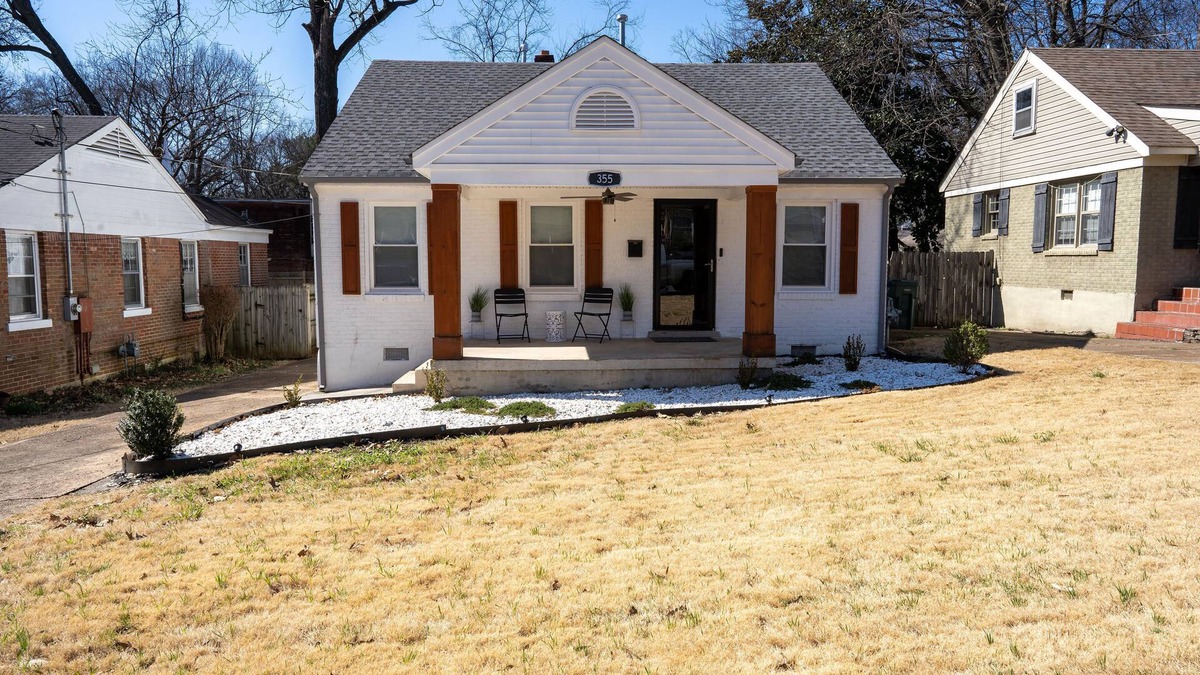 University District House | Modern 2 Bedroom Bungalow in located in Midtown Memphis
