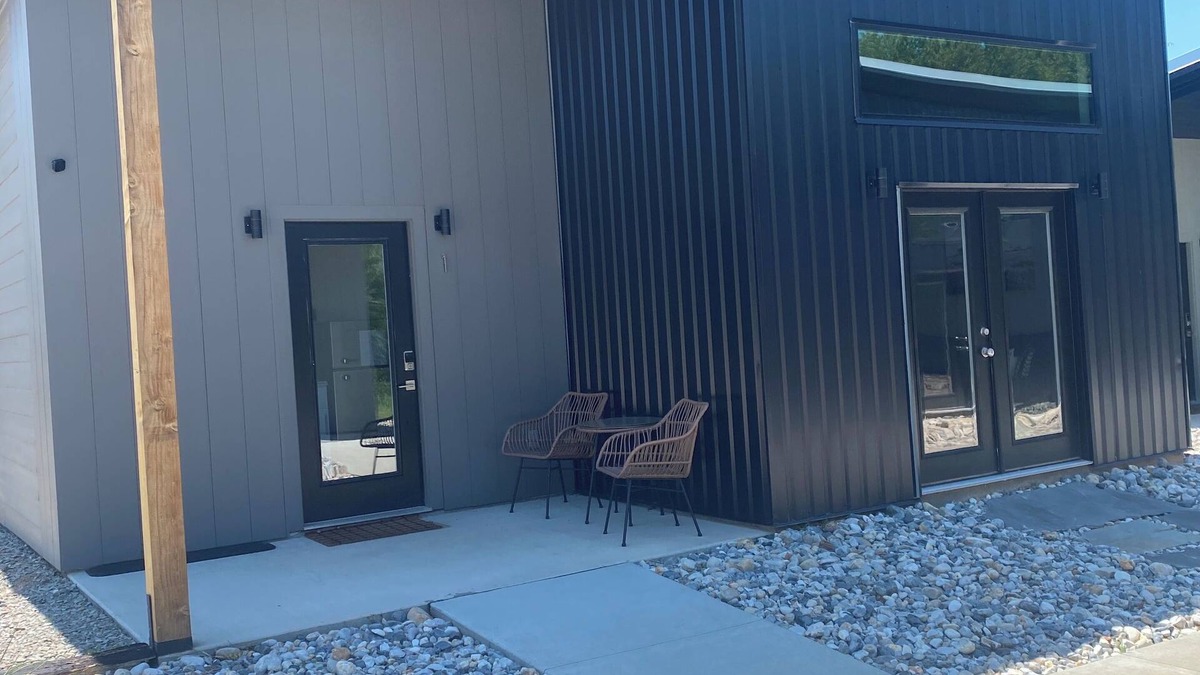 Mount Vernon Cottage | Modern 2-bedroom cottage in tranquil downtown Mount Vernon!