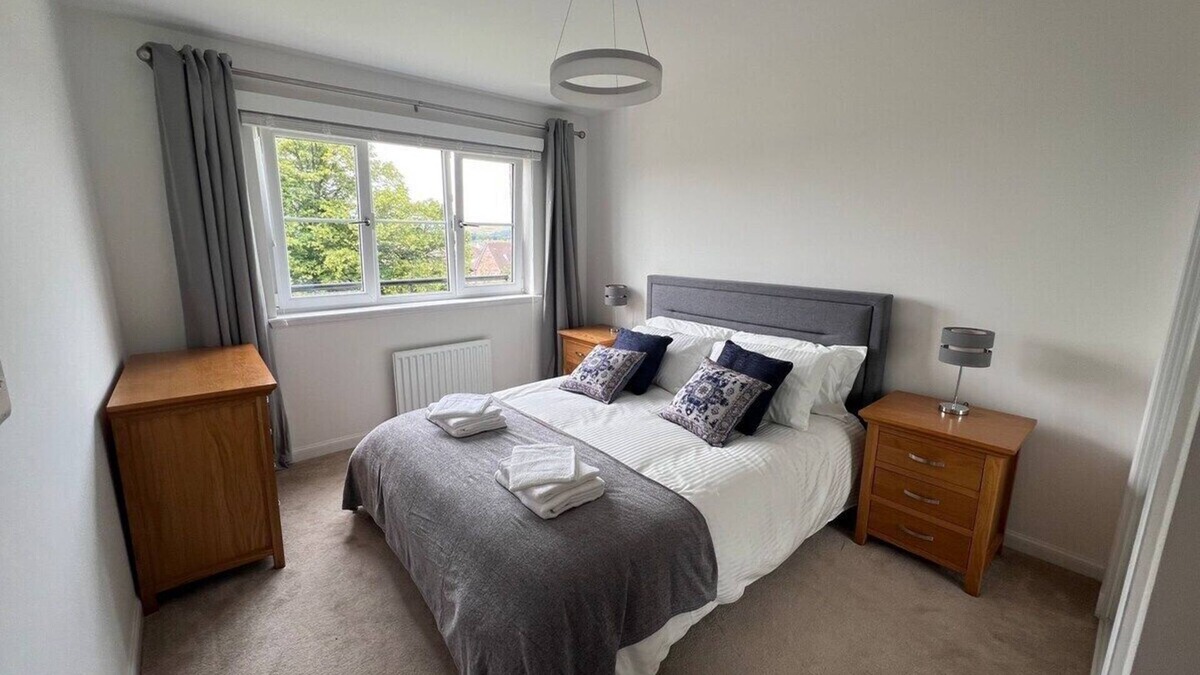Bishopton Apartment | Modern 2 Bedroom Flat in Quiet Village w/Ensuite