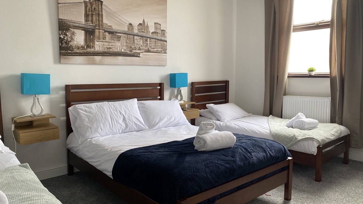 Cwmbrwla Apartment | Modern 2 Bedroom Flat in Robert st, Swansea