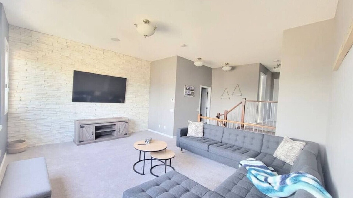 Northwest Edmonton House | Modern 2 Bedroom house - North Edmonton