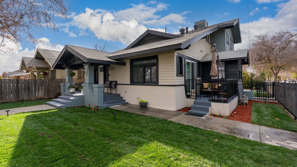 Raisin House | Modern 2-bedroom house in Tower district Fresno with WiFi, AC
