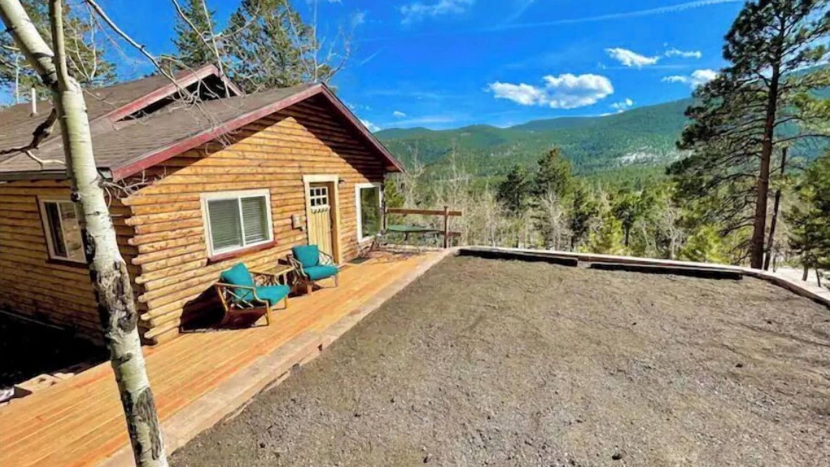Evergreen House | Modern, 2 bedroom + loft cabin with beautiful view. Perfect getaway. Quiet!