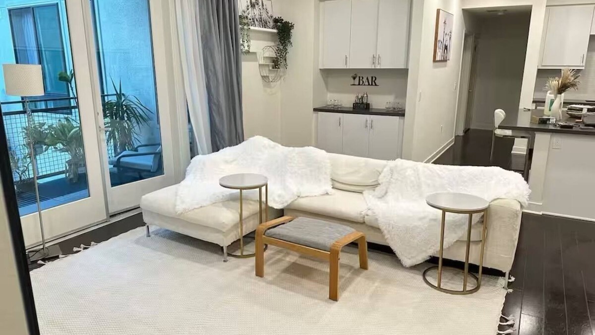 Westpark Apartment | Modern 2b2b Home w Pool/Gym
