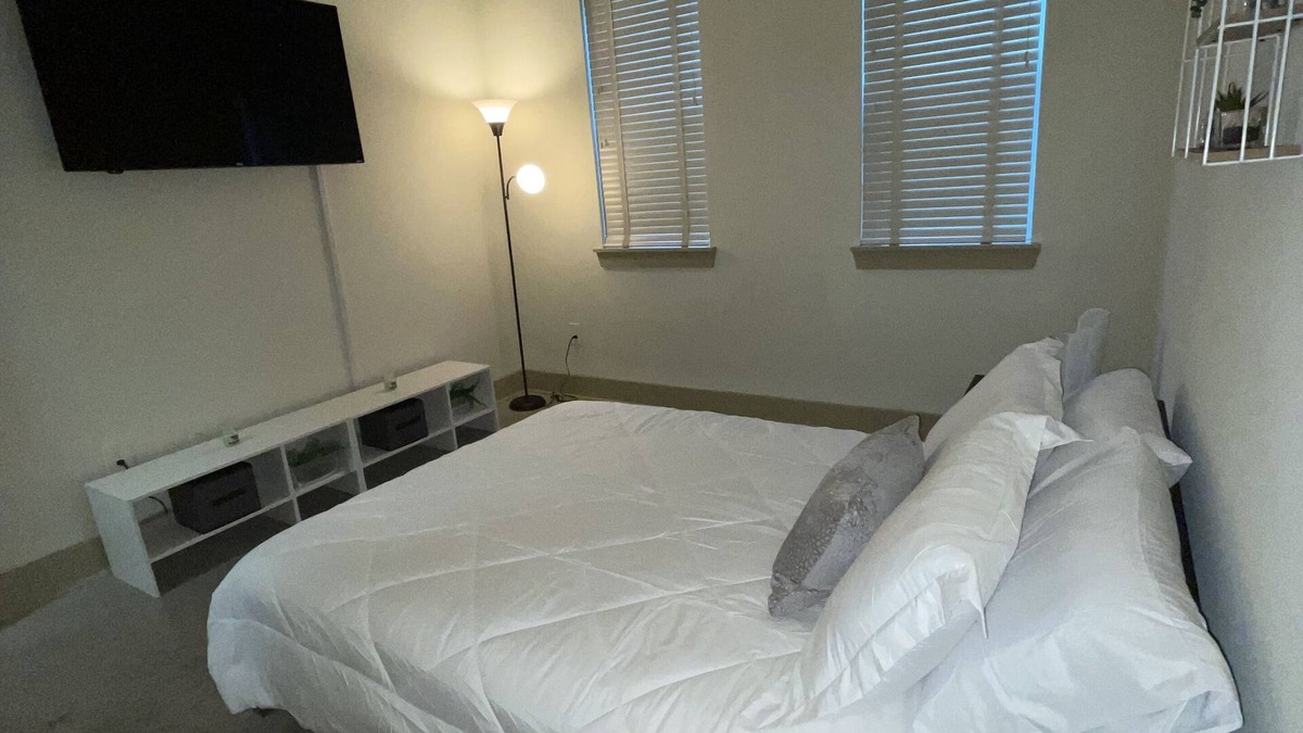 Lindridge-Martin Manor Apartment | Modern 2bd/2bath spacious Loft, in the heart of Midtown and Atlanta nightlife!